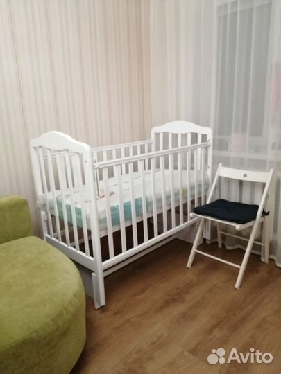 Детская кроватка с маятником