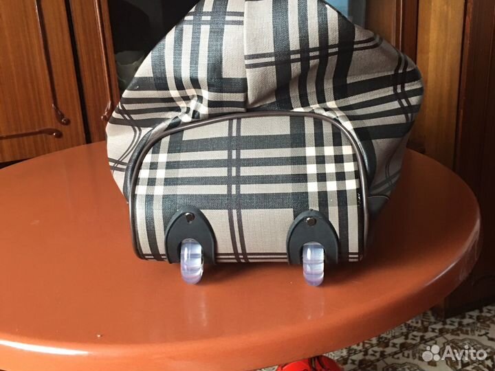 Сумка дорожная на колесах с выдвижной ручкой