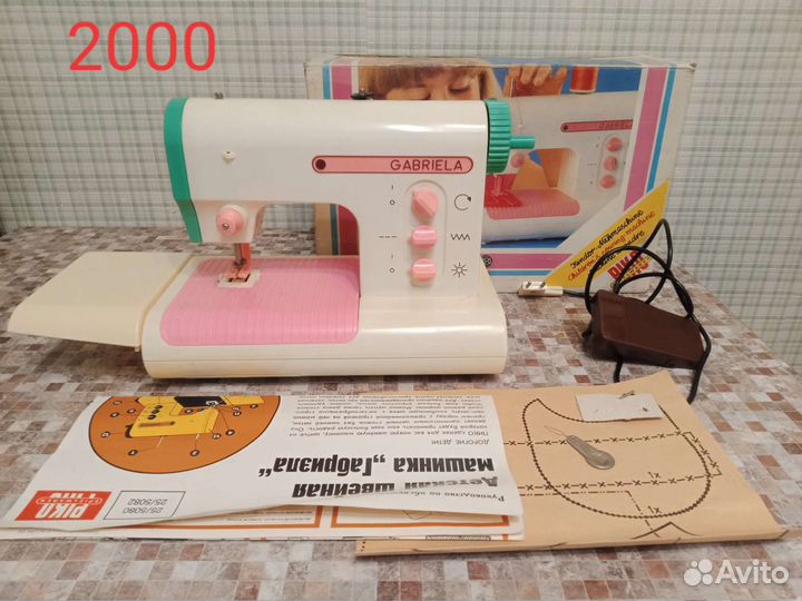 Игрушечная швейная машинка