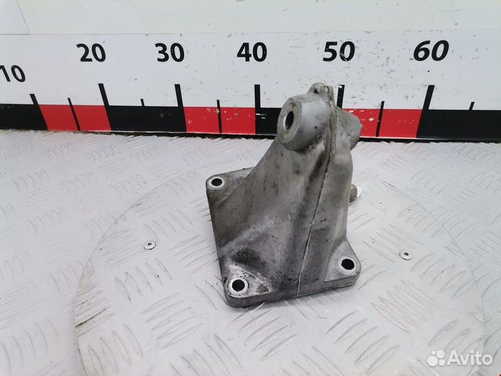 Кронштейн двигателя Mercedes-Benz C-Класс