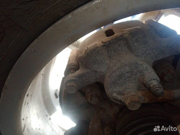 Суппорт тормозной передний toyota BB 1nzfe 2001