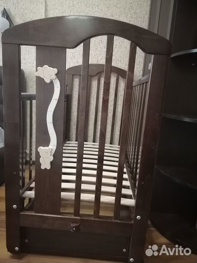 Детская кроватка с маятником
