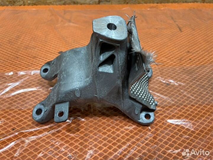 Кронштейн опоры двигателя передний правый Audi A5