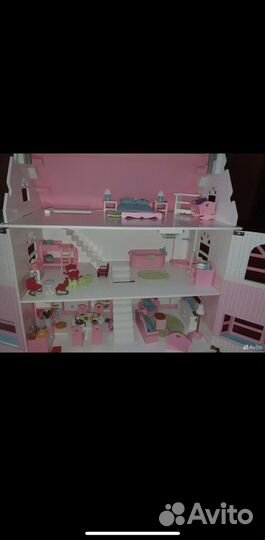 Большой кукольный домик с мебелью