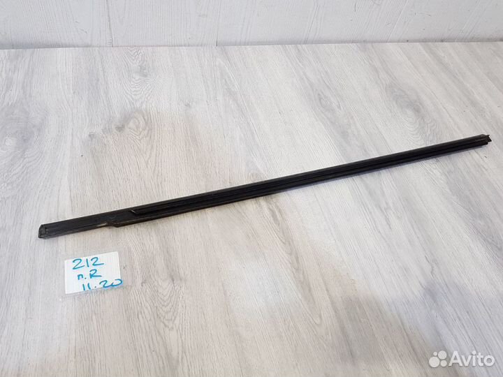 Молдинг стекла передней правой двери Mercedes E-kl