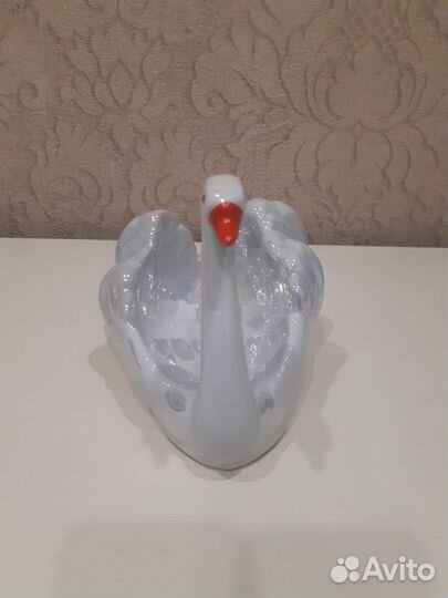 Фарфоровая статуэтка - конфетница 