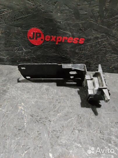 Кронштейн радиатора правый Bmw X1 E84 N46B20 2011