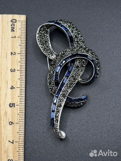 Изящная брошь