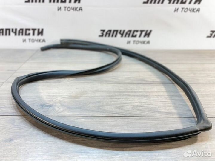 Уплотнительная резинка боковой двери задняя правая