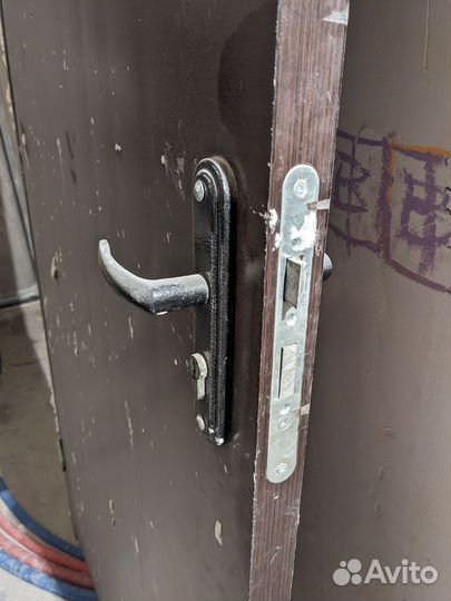 Входная дверь с комплектом ключей