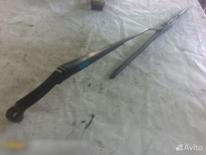 Поводок стеклоочистителя передний левый Mitsubishi