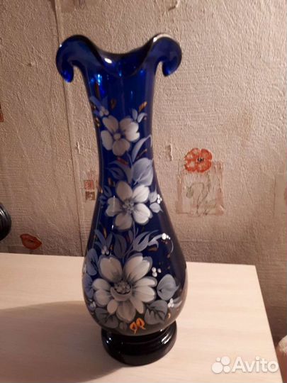 Изящная ваза синего стекла