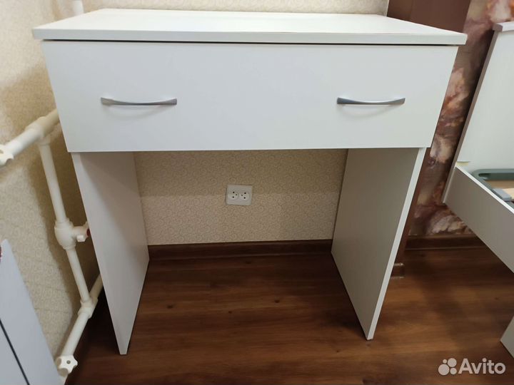 Туалетный столик с зеркалом