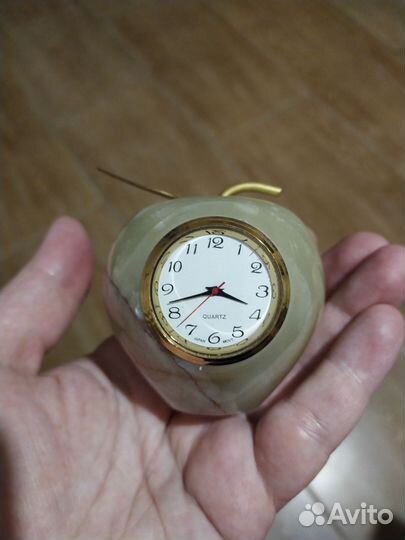 Часы из оникса яблоко