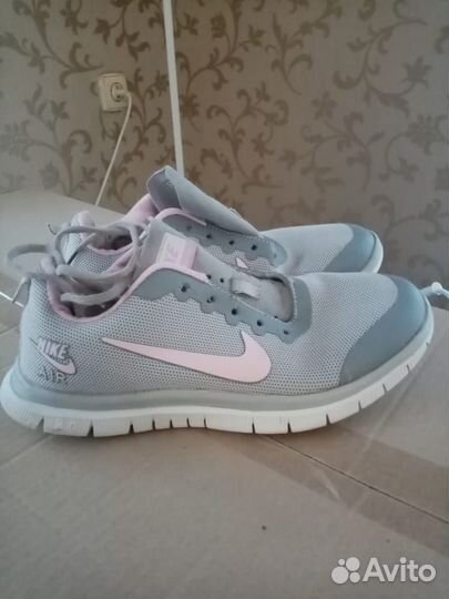 Кроссовки женские