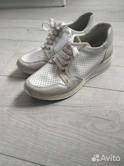 Кроссовки женские