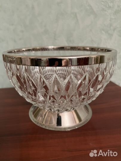 Вазы хрустальные большие. Лебеди