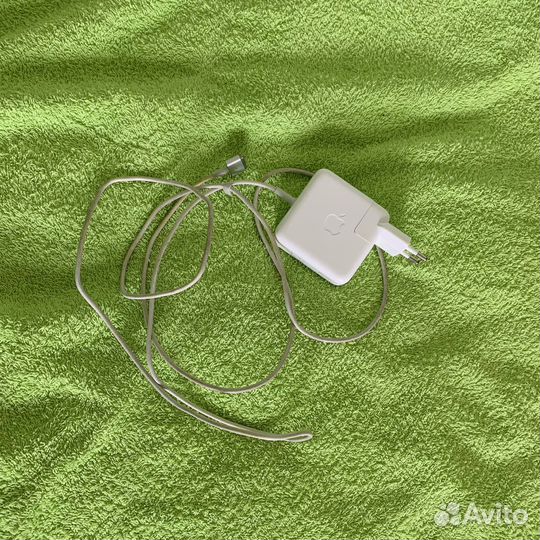 Оригинальная зарядка на MacBook