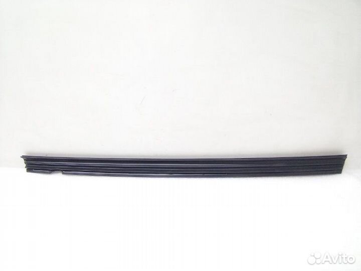 Уплотнитель стекла двери передний левый