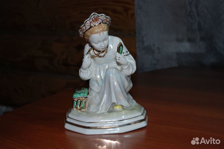 Фарфоровая статуэтка 