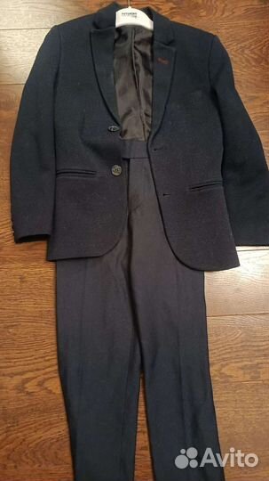 Школьный костюм с рубашками и другая одежда