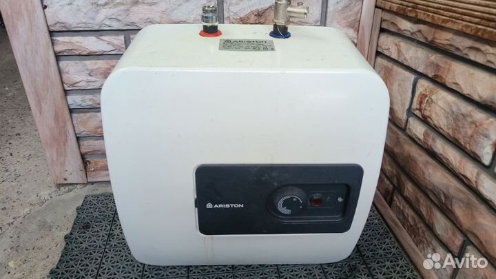 Водонагреватель Ariston 10л