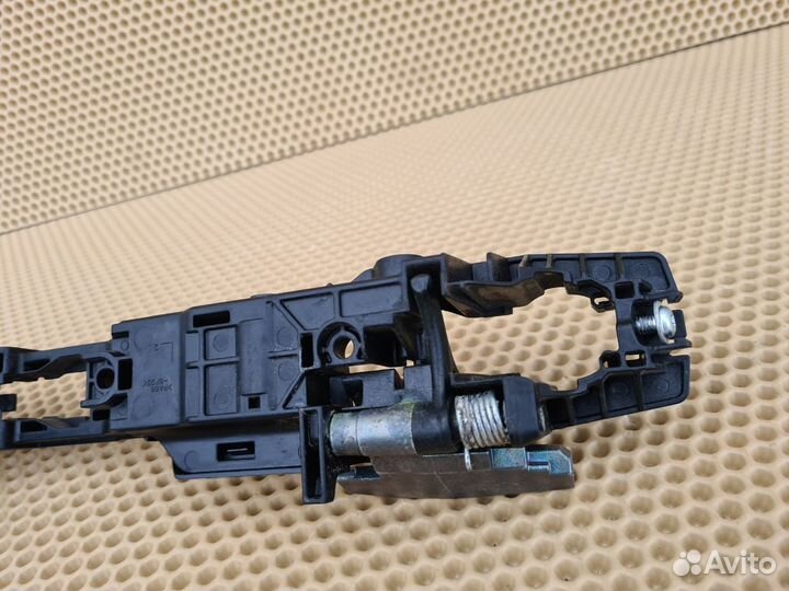 Кронштейн ручки двери левый Infiniti