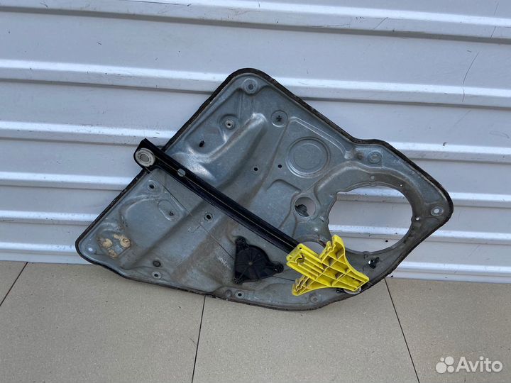 Стеклоподемник задний правый Volkswagen Golf 4