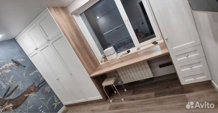 Детская рабочая зона у окна для двоих