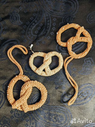 Брелок, обвес на сумку вязаный крендель