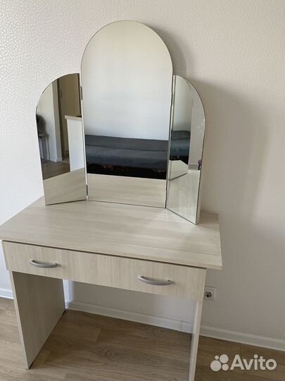 Туалетный столик с зеркалом