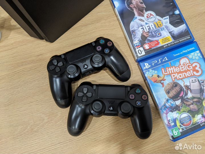 Sony PS4 Slim 1 TB + 2 геймпада и игры