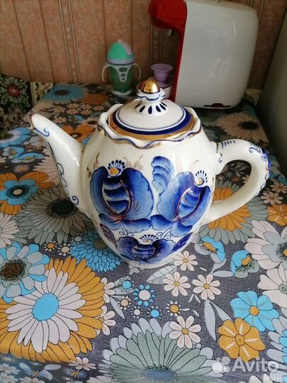 Чайник доливной с цветочным декором, фарфор, гжель
