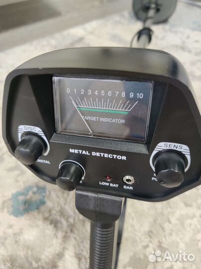 Металлоискатель с лопатой и наушниками