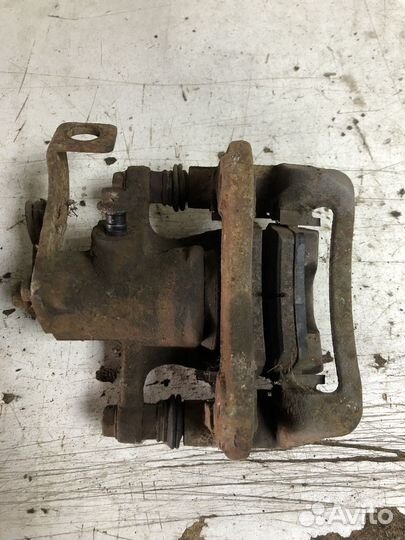 Задний тормозной суппорт Hyundai Solaris 1