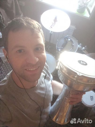 Ведущий мероприятий и диджей с оборудованием