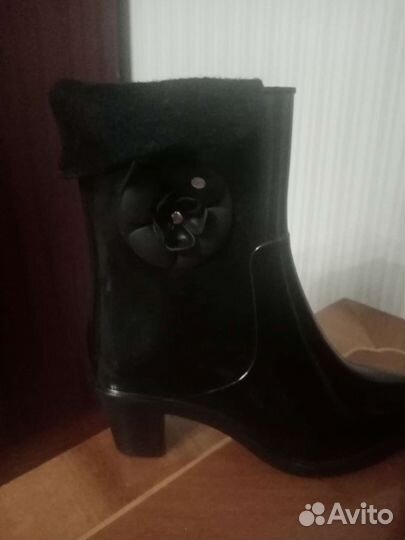 Женские резиновые сапоги на невысоком каблуке