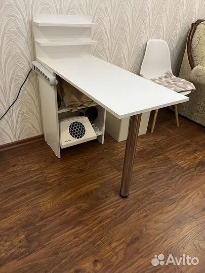 Маникюрный стол