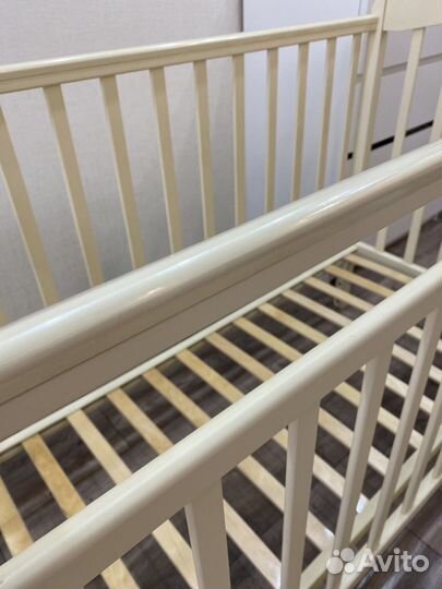 Детская кроватка с маятником