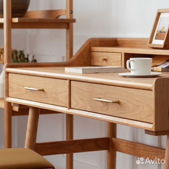 Рабочий офисный компьютерный стол