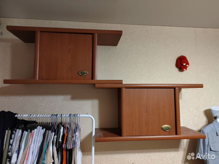 Письменный стол, полки настенные