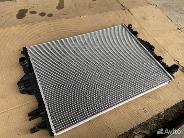 Радиатор охлаждения Volkswagen Touareg 2