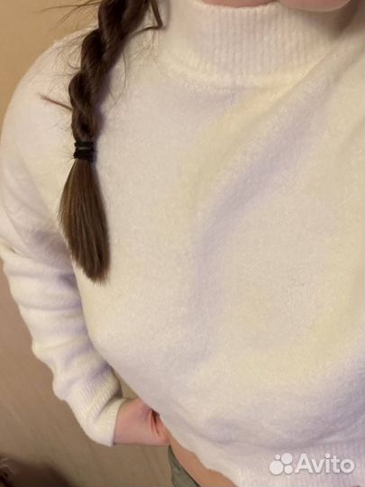 Свитер белый пушистый укороченный