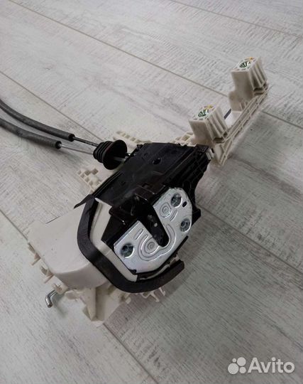 Замок передней левой двери Hyundai Santa Fe 4