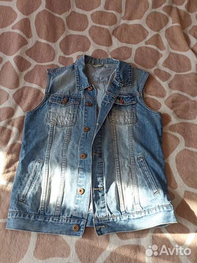 Джинсовый костюм тройка плюс кроссовки Reebok