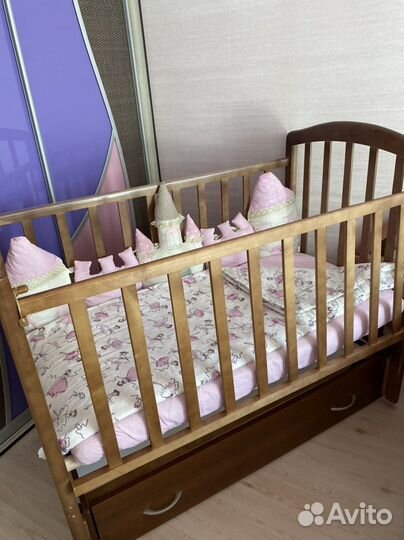 Детская кроватка с маятником