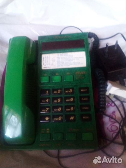 Телефон многофункциональный зеленого цвета
