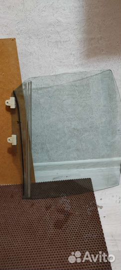 Заднее правое стекло/форточка/ на Nissan Sunny