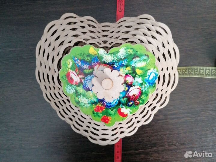 Деревянная шкатулка в форме сердце