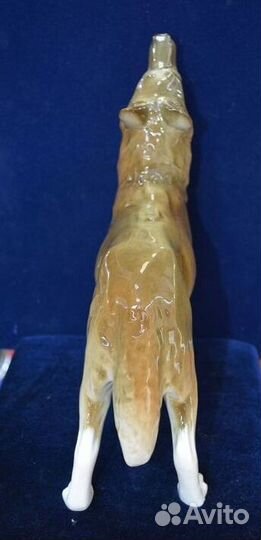 Фарфоровая статуэтка- волк воющий на луну. лфз. иф